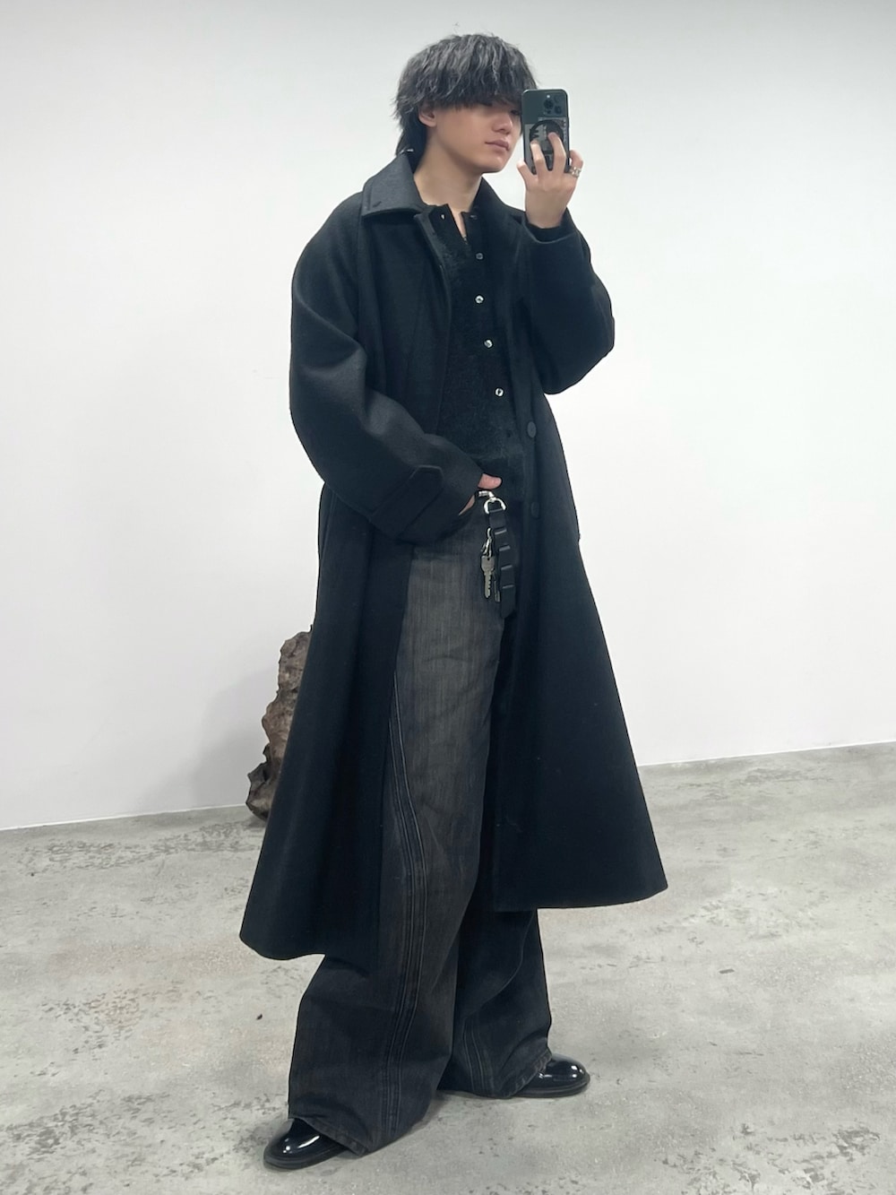 ブラック系のタンクトップ、グレー系のニット/セーター、ブラック系のデニムパンツを着用したメンズの秋コーディネートの2枚目の写真