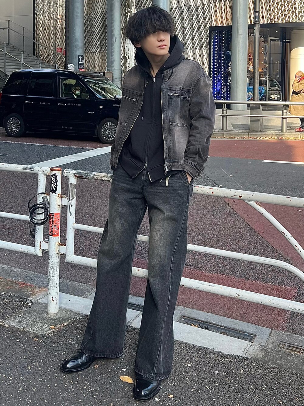 ブラック系のドレスシューズ、ブラック系のデニムジャケット、ブラック系のパーカーを着用したメンズの冬コーディネートの4枚目の写真