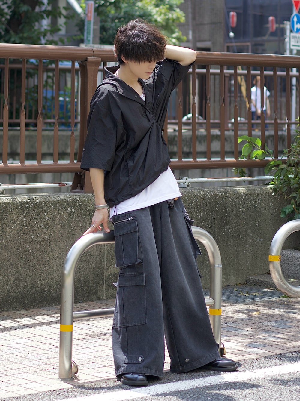 ブラック系のシャツ/ブラウス、ホワイト系のタンクトップ、ブラック系のカーゴパンツを着用したメンズの夏コーディネートの2枚目の写真