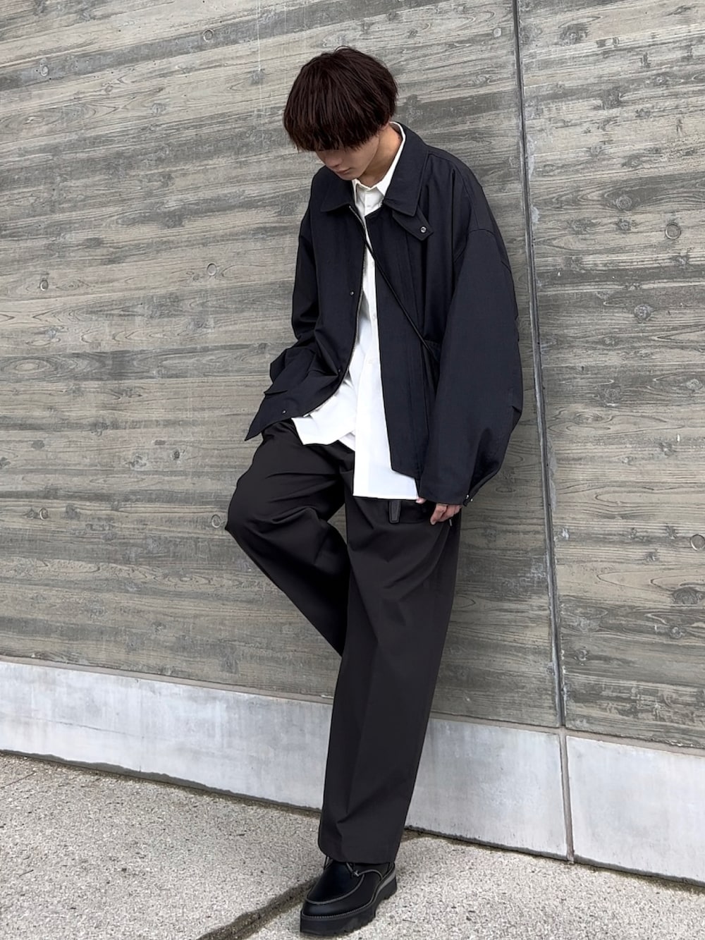 グレー系のブルゾン、ホワイト系のシャツ/ブラウス、ホワイト系のタンクトップを着用したメンズの春コーディネートの3枚目の写真