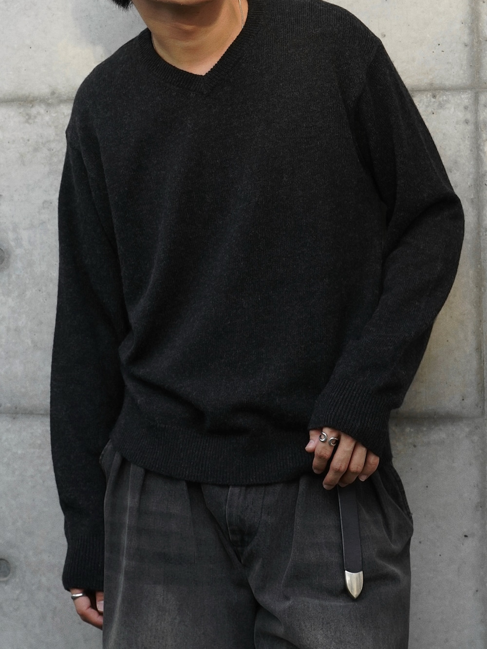 ブラック系のブルゾン、ブラック系のデニムパンツ、ブラック系のドレスシューズを着用したメンズの秋コーディネートの4枚目の写真