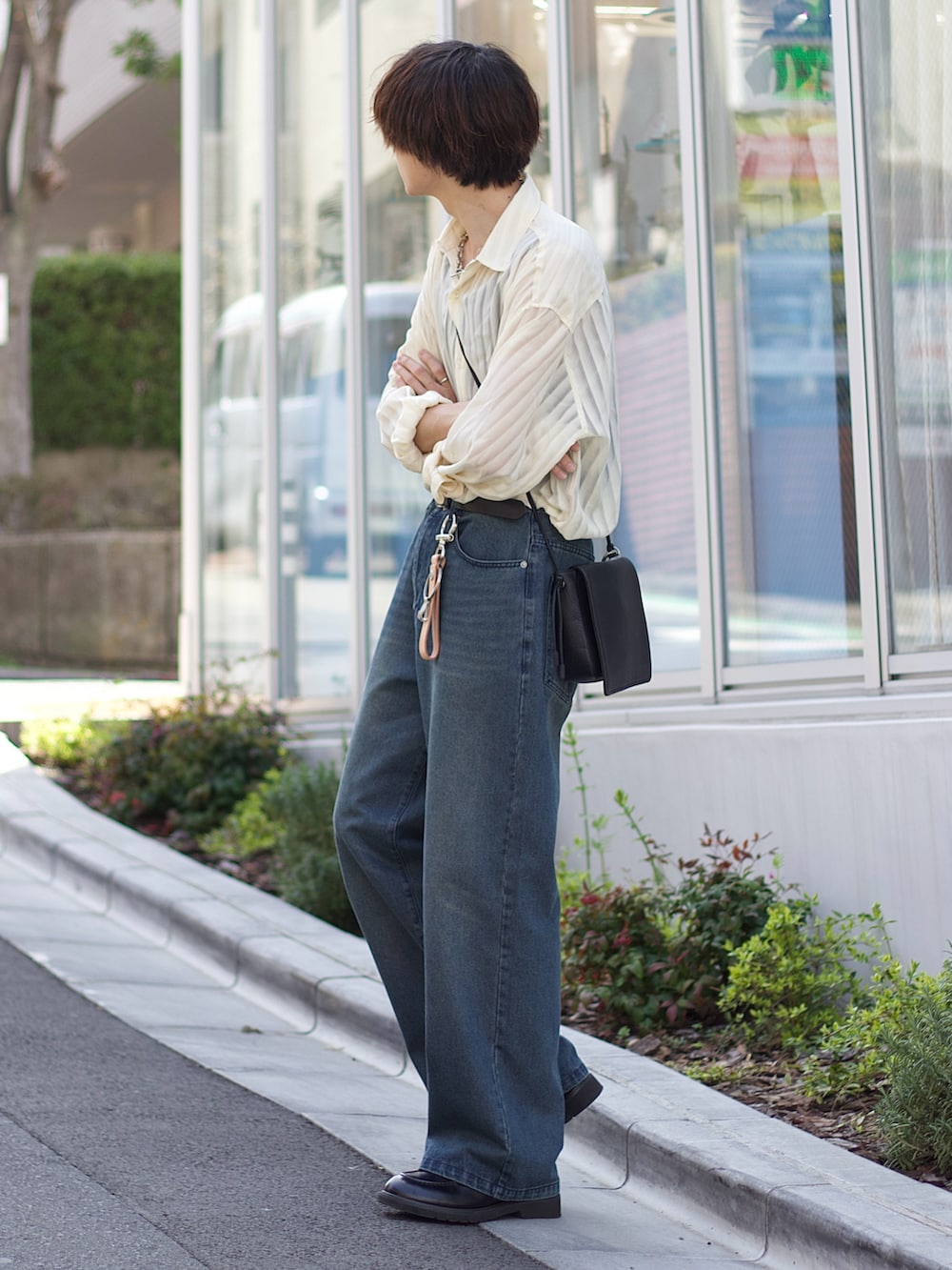 ホワイト系のシャツ/ブラウス、ブラック系のタンクトップ、ブルー系のデニムパンツを着用したメンズの春コーディネートの2枚目の写真