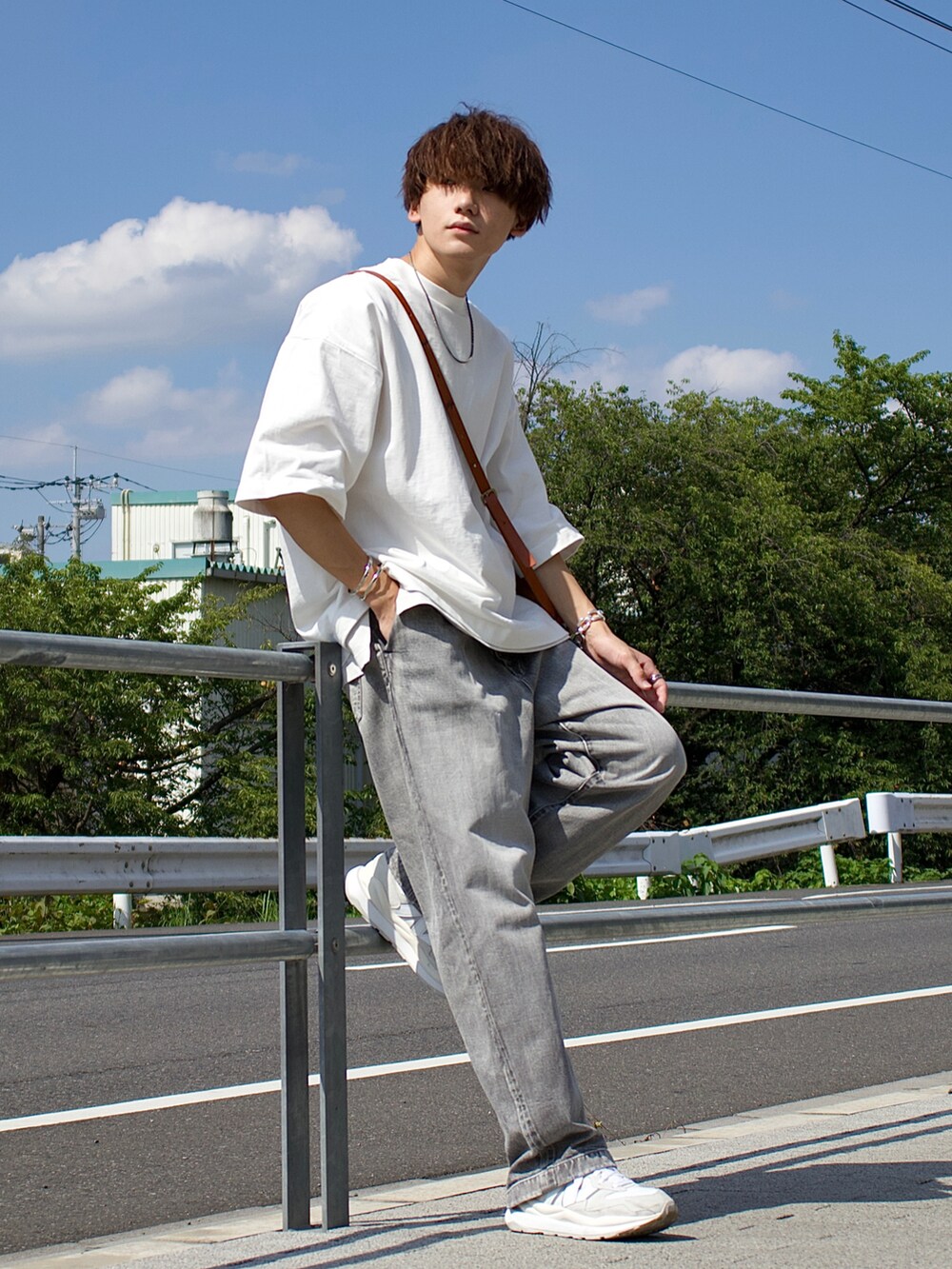 ホワイト系のTシャツ/カットソー、グレー系のタンクトップ、グレー系のデニムパンツを着用したメンズの夏コーディネートの2枚目の写真