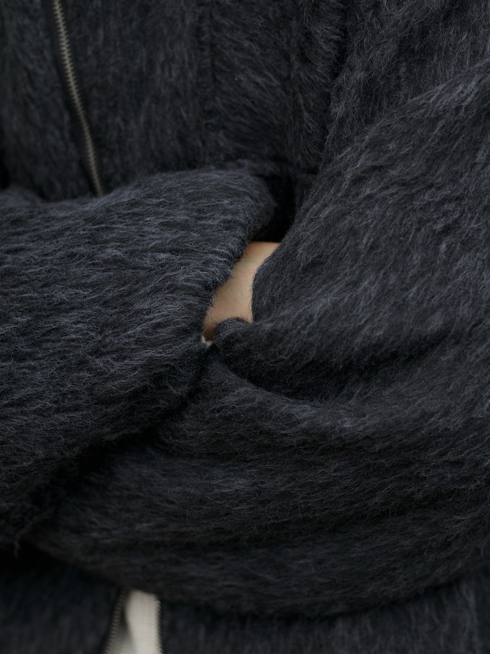 グレー系のブルゾン、ホワイト系のニット/セーター、ブラック系のカーゴパンツを着用したメンズの冬コーディネートの5枚目の写真