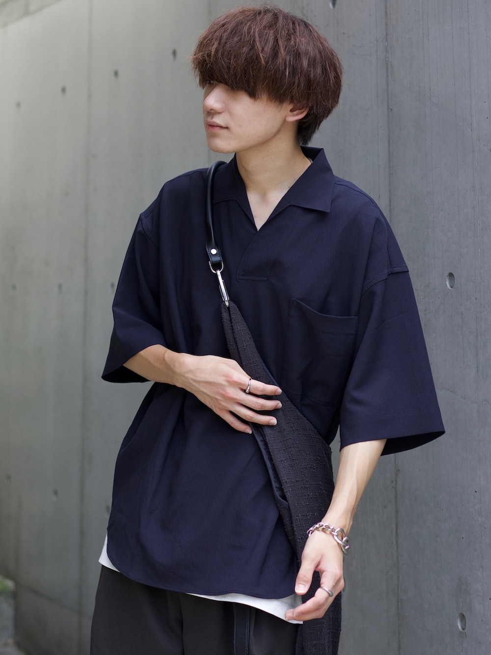 ブルー系のシャツ/ブラウス、ホワイト系のタンクトップ、グレー系のスラックスを着用したメンズの夏コーディネートの4枚目の写真