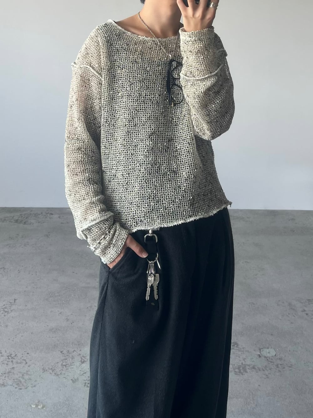 ブラック系のタンクトップ、ベージュ系のその他トップス、グレー系のスラックスを着用したメンズの秋コーディネートの2枚目の写真