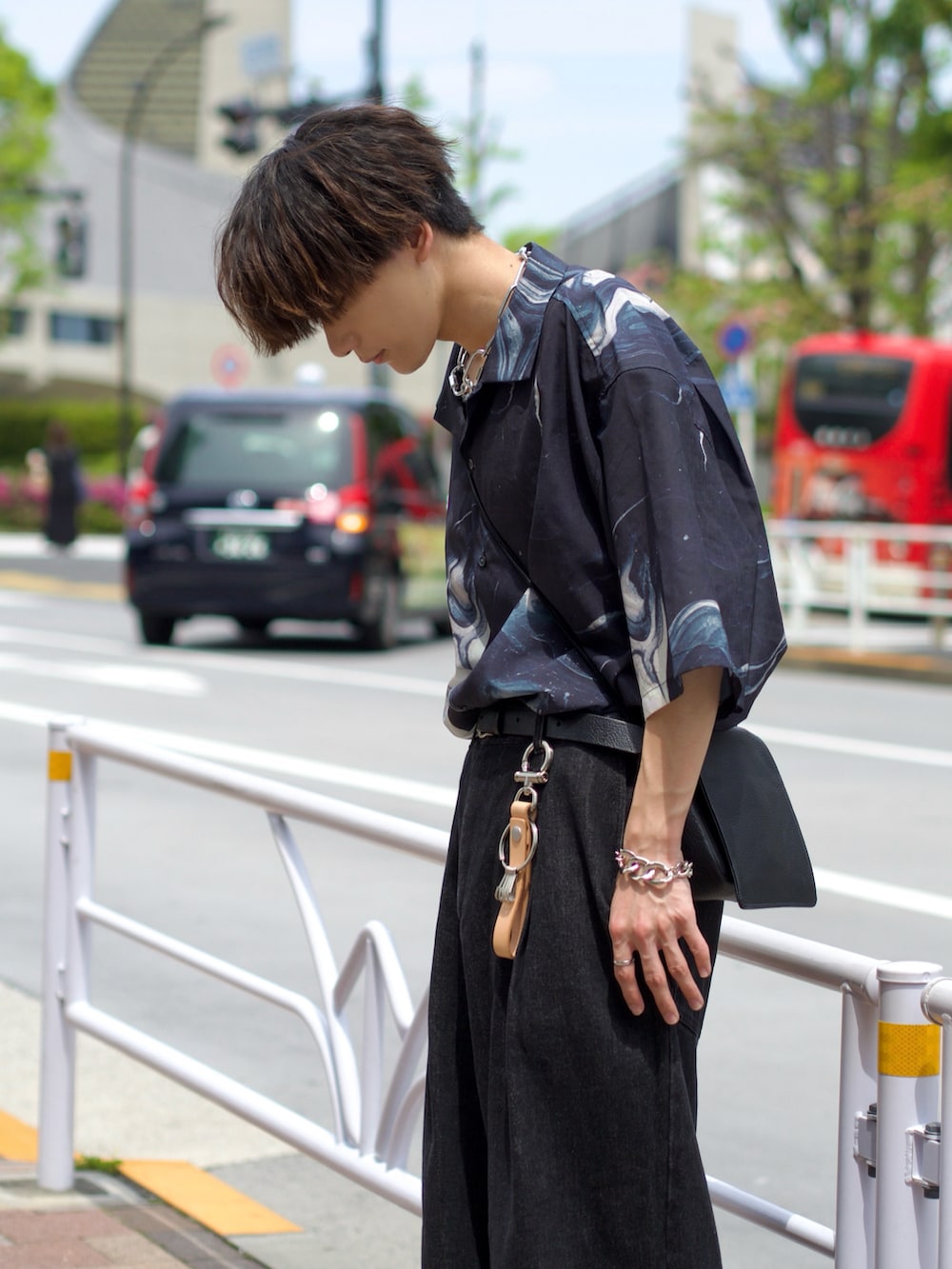 ブラック系のシャツ/ブラウス、ブラック系のデニムパンツ、ブラック系のスニーカーを着用したメンズの春コーディネートの2枚目の写真