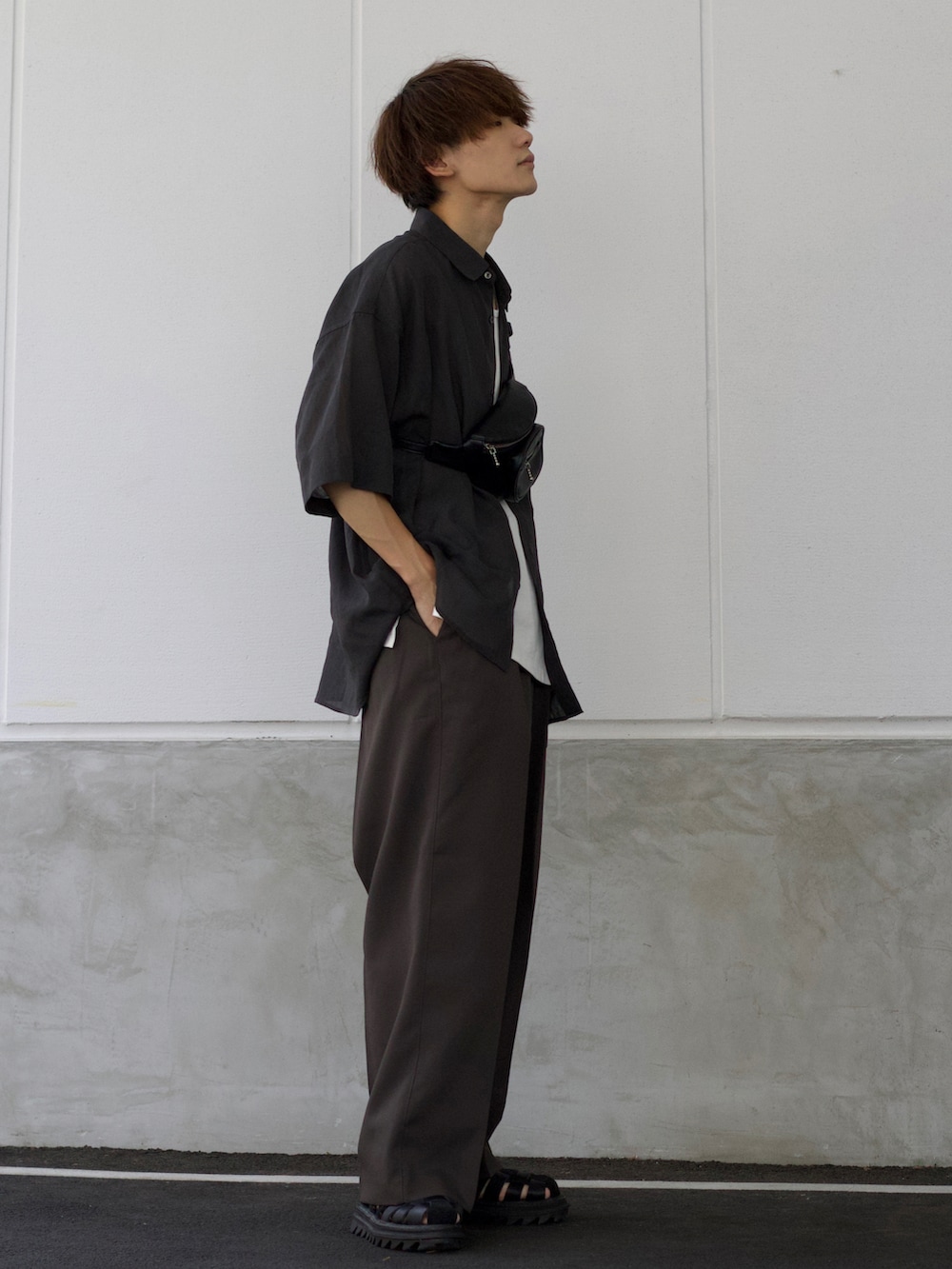 グレー系のシャツ/ブラウス、ホワイト系のタンクトップ、ブラウン系のスラックスを着用したメンズの夏コーディネートの3枚目の写真