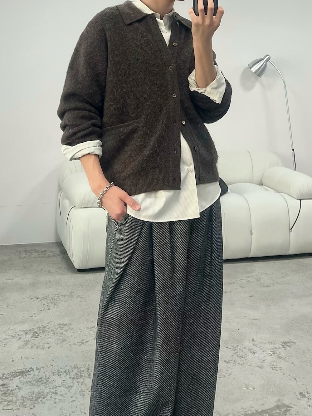 ブラック系のタンクトップ、ブラウン系のニット/セーター、その他のシャツ/ブラウスを着用したメンズの秋コーディネートの2枚目の写真