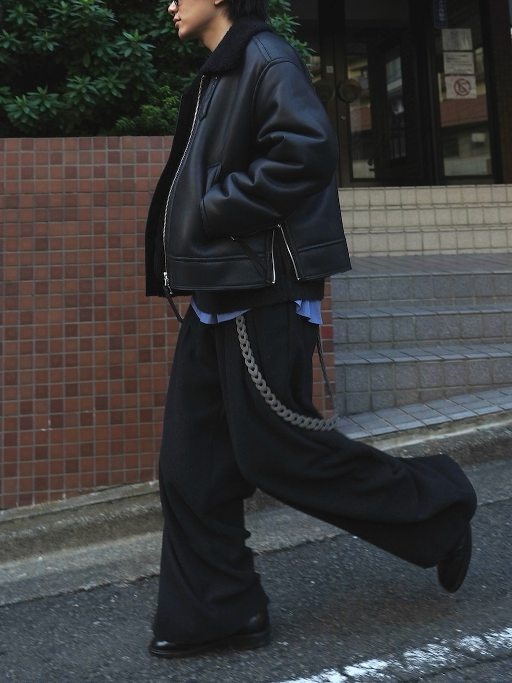 ブラック系のドレスシューズ、ブルー系のシャツ/ブラウス、グレー系のニット/セーターを着用したメンズの秋コーディネートの2枚目の写真