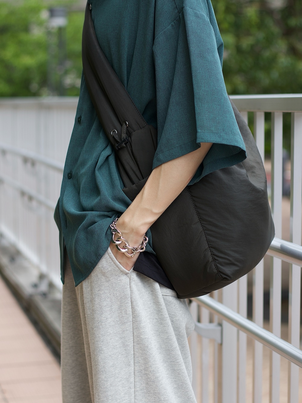 グリーン系のシャツ/ブラウス、ブラック系のタンクトップ、グレー系のスウェットパンツを着用したメンズの夏コーディネートの3枚目の写真