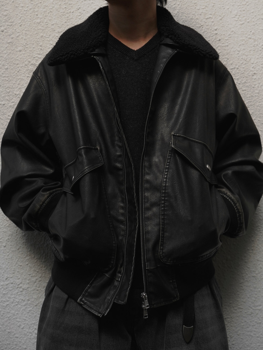 ブラック系のブルゾン、ブラック系のデニムパンツ、ブラック系のドレスシューズを着用したメンズの秋コーディネートの3枚目の写真