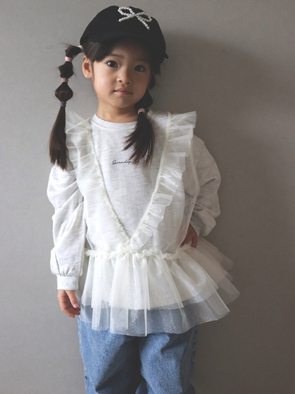 ホワイト系のスウェット、ブルー系のデニムパンツ、ブラック系のキャップを着用したキッズの冬コーディネートの5枚目の写真