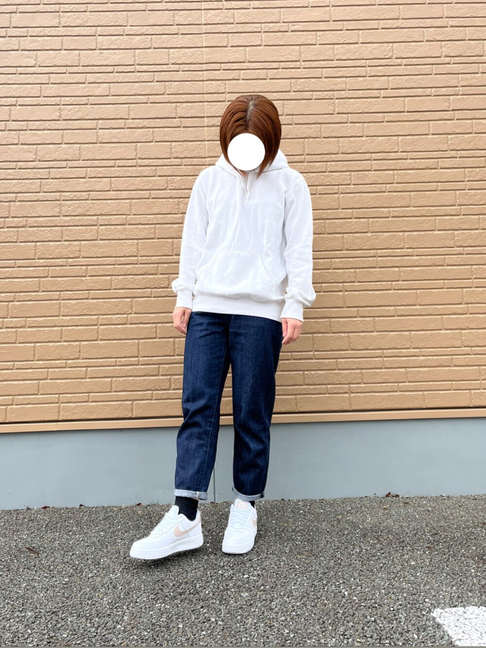 「シンプルコーデ、パーカー、チノパン、エアフォースワン、スニーカー、UNIQLO、ステューシー、NIKE、古着、おそろいコーデ、ペアルック、きれいめカジュアル、デニム、ラフ、春服みてみて」｜「STUSSYのStussy Emb.Hoodie（パーカー、グレー系）」を使った、たくみさん（メンズ・165cm）の春コーディネートの2枚目の写真