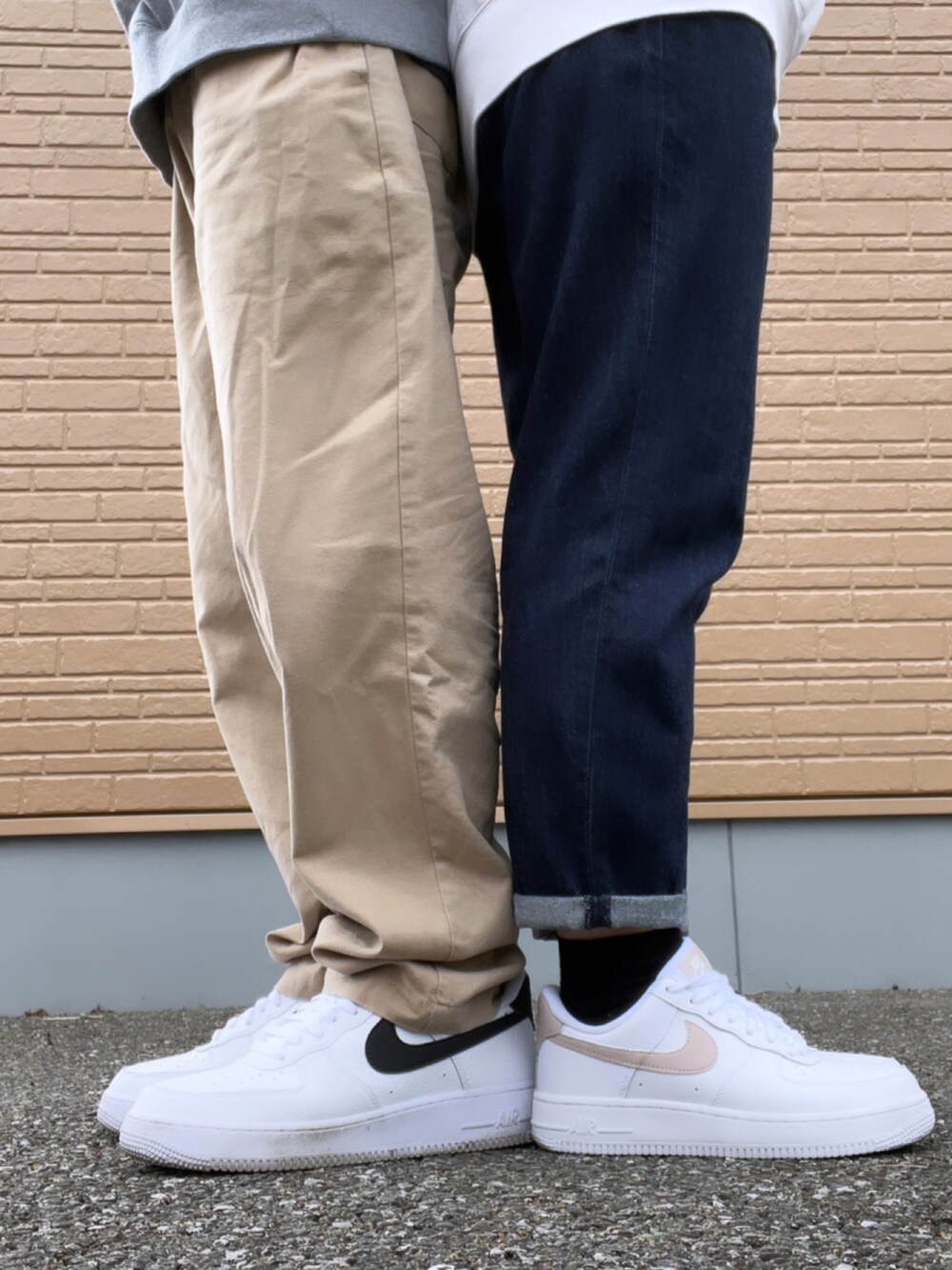 「シンプルコーデ、パーカー、チノパン、エアフォースワン、スニーカー、UNIQLO、ステューシー、NIKE、古着、おそろいコーデ、ペアルック、きれいめカジュアル、デニム、ラフ、春服みてみて」｜「STUSSYのStussy Emb.Hoodie（パーカー、グレー系）」を使った、たくみさん（メンズ・165cm）の春コーディネートの4枚目の写真