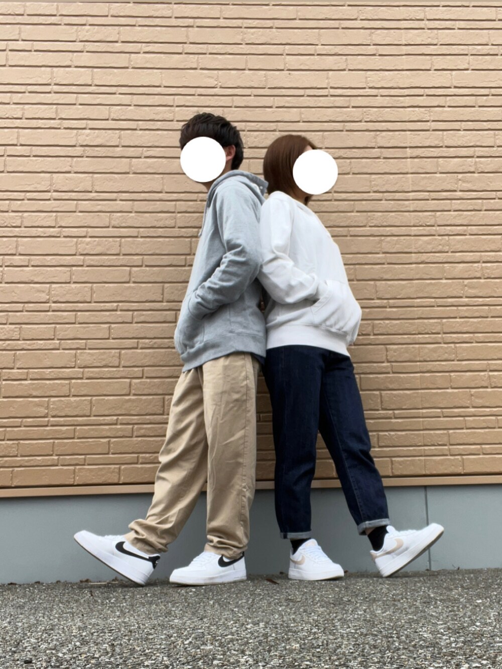 「シンプルコーデ、パーカー、チノパン、エアフォースワン、スニーカー、UNIQLO、ステューシー、NIKE、古着、おそろいコーデ、ペアルック、きれいめカジュアル、デニム、ラフ、春服みてみて」｜「STUSSYのStussy Emb.Hoodie（パーカー、グレー系）」を使った、たくみさん（メンズ・165cm）の春コーディネートの3枚目の写真