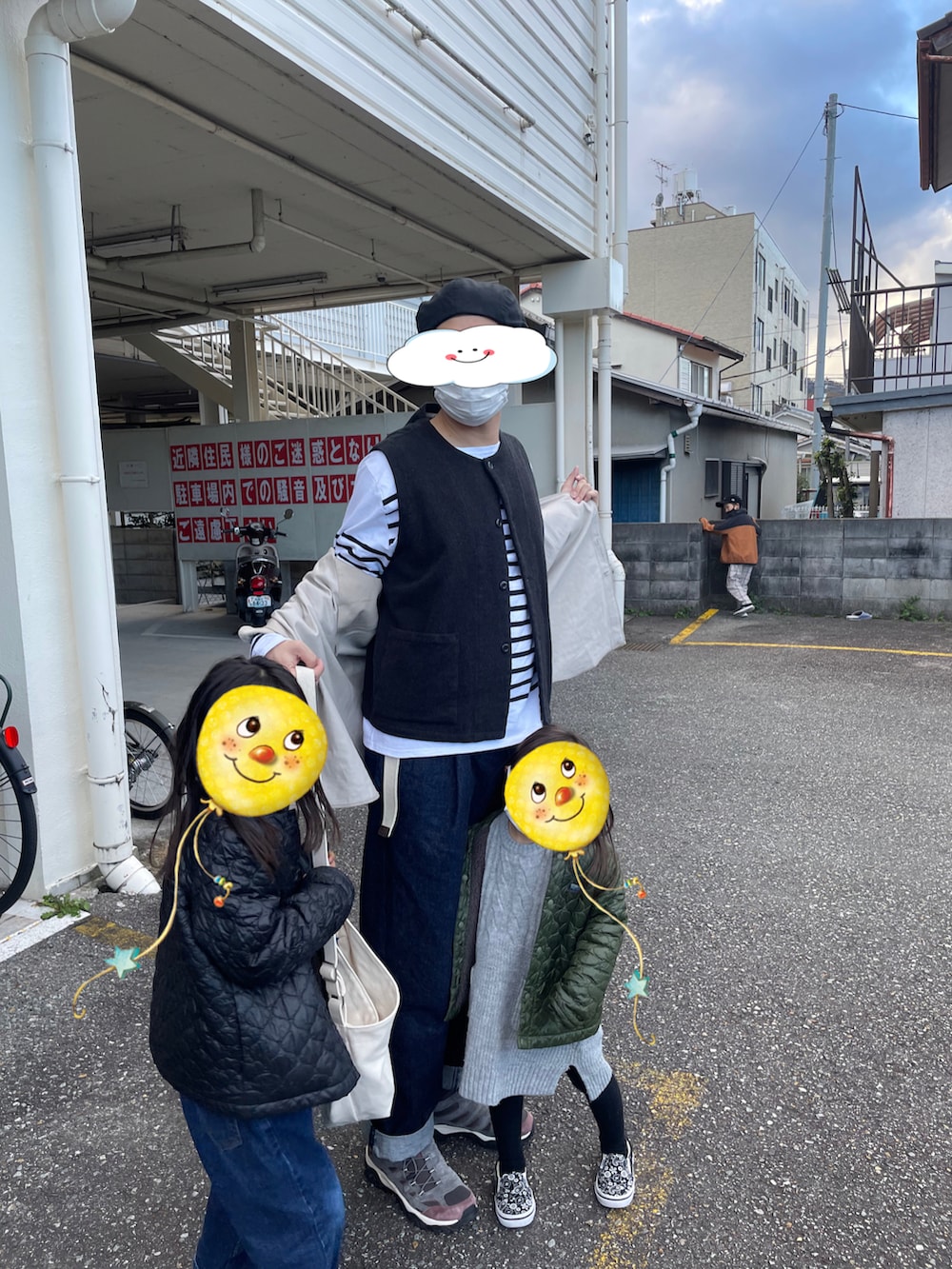 ブルー系のデニムパンツ、グレー系のシューズ、ブラック系のベストを着用したメンズの冬コーディネートの2枚目の写真