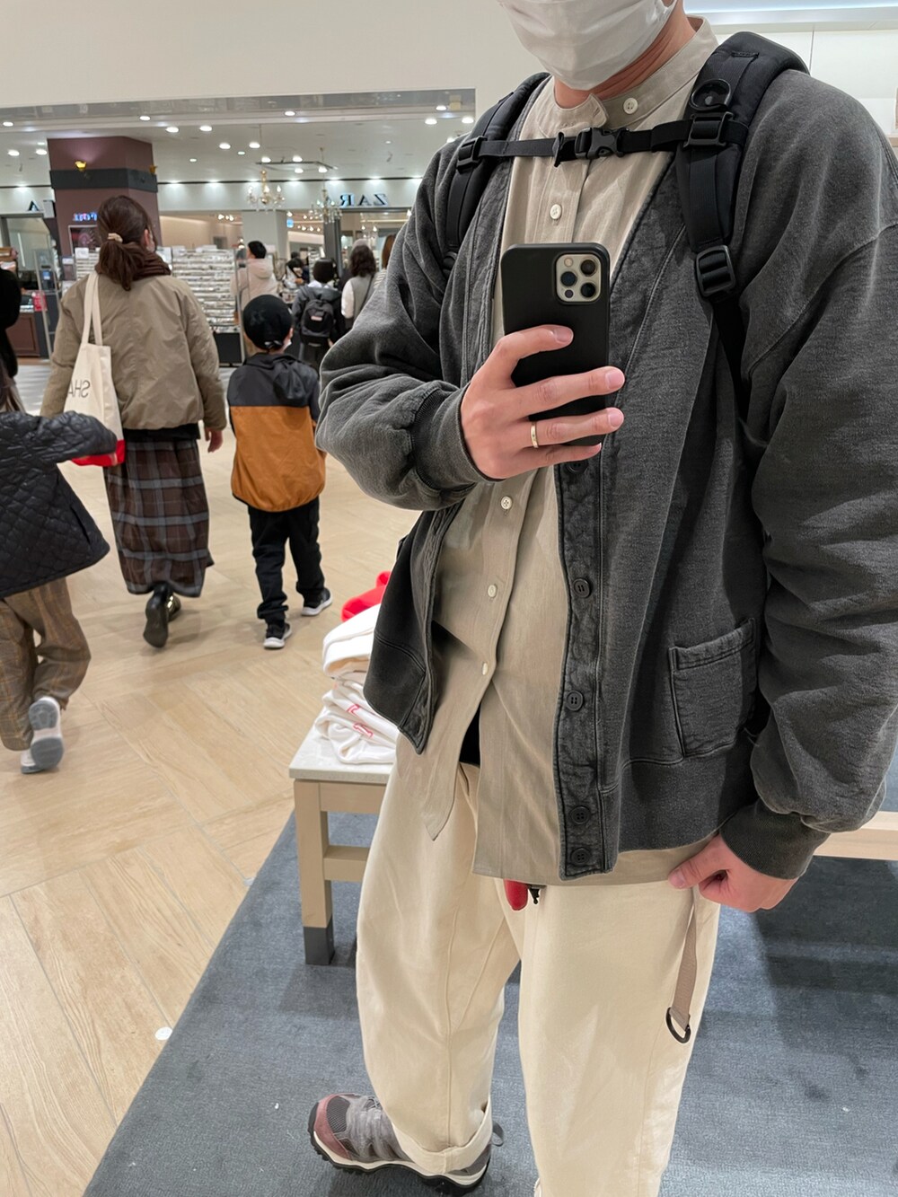 ホワイト系のパンツ、ベージュ系のシャツ/ブラウス、ブラック系のトップスを着用したメンズの冬コーディネートの2枚目の写真