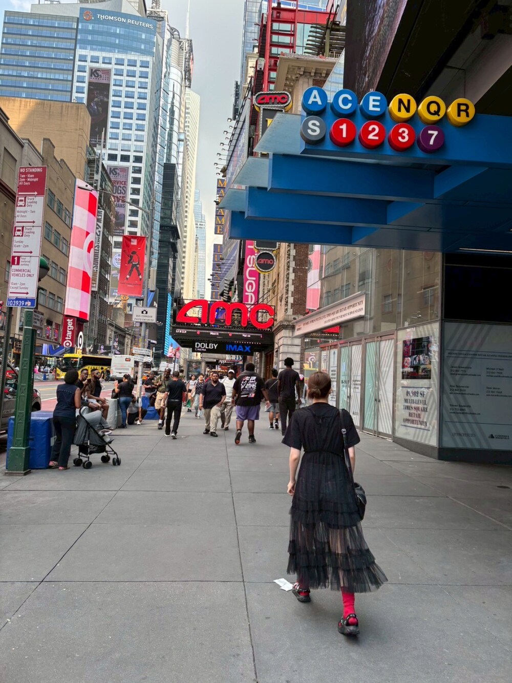 ブラック系のサンダル、ブラック系のTシャツ/カットソーを着用したレディースの冬コーディネートの2枚目の写真