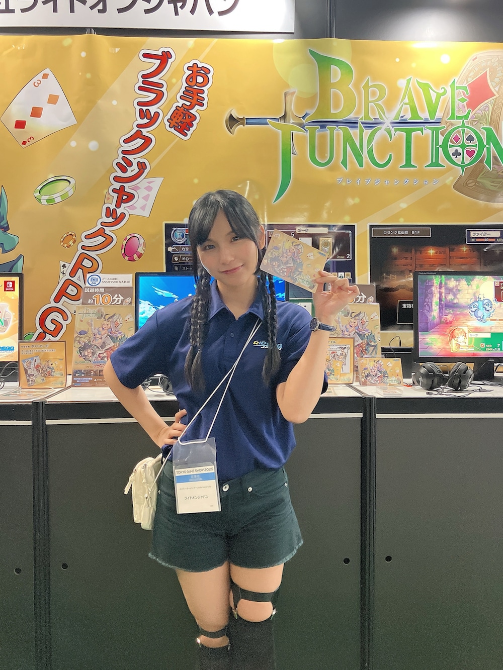 ブルー系のポロシャツ、ホワイト系のボディバッグ/ウエストポーチ、ブラック系のパンツを着用したレディースの秋コーディネートの2枚目の写真