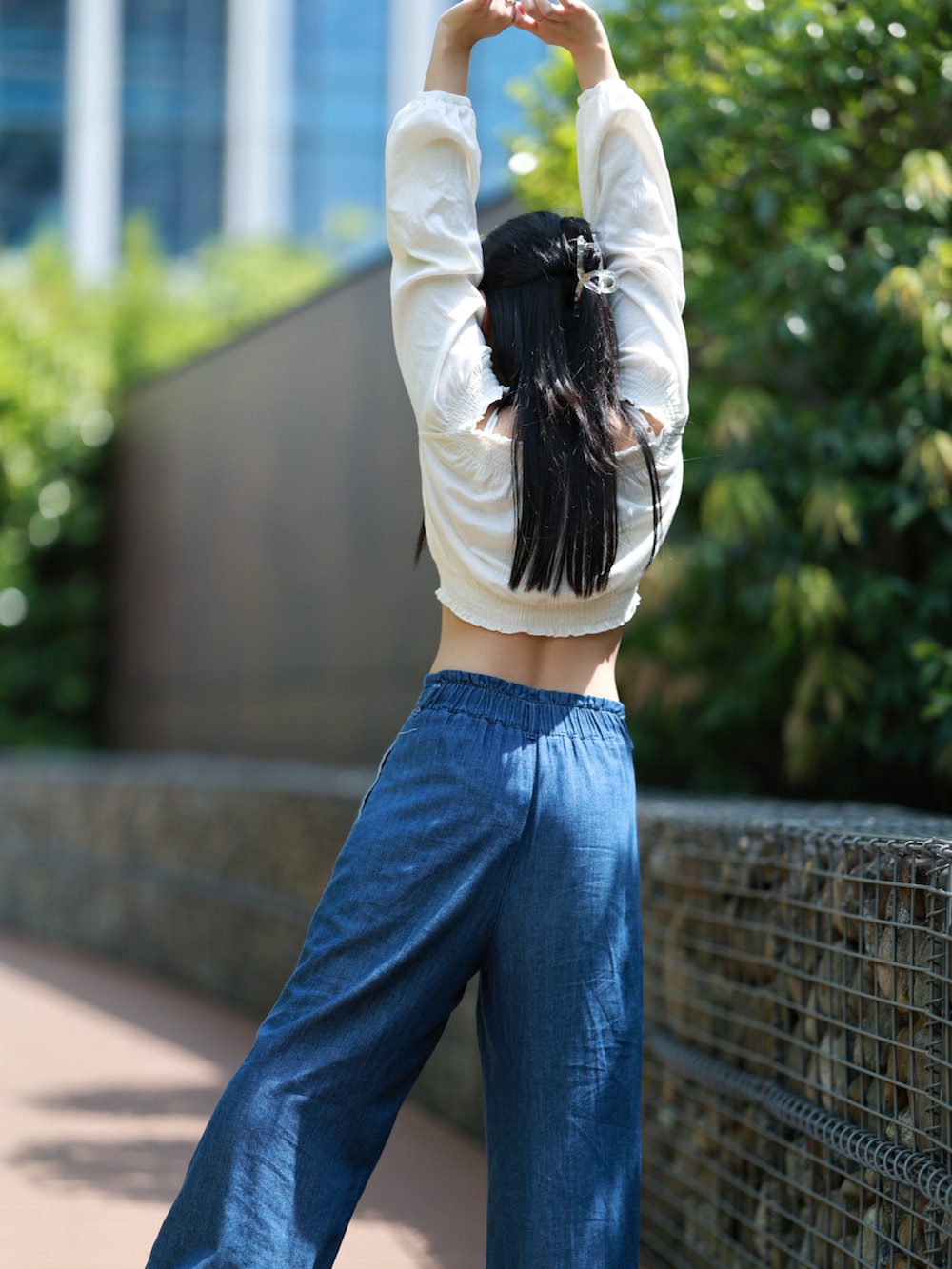 「大人女子、最近のいい感じコーデ、オトナカジュアル、きれいめカジュアル、オフショル、オフショルダー、骨格ストレート、低身長、低身長コーデ、スニーカー、ワイドパンツ」｜「GUのアイテム（アンダーウェア、ホワイト系）」を使った、超骨ストのRicoさん（骨格ストレート・レディース・157cm）の春コーディネートの3枚目の写真