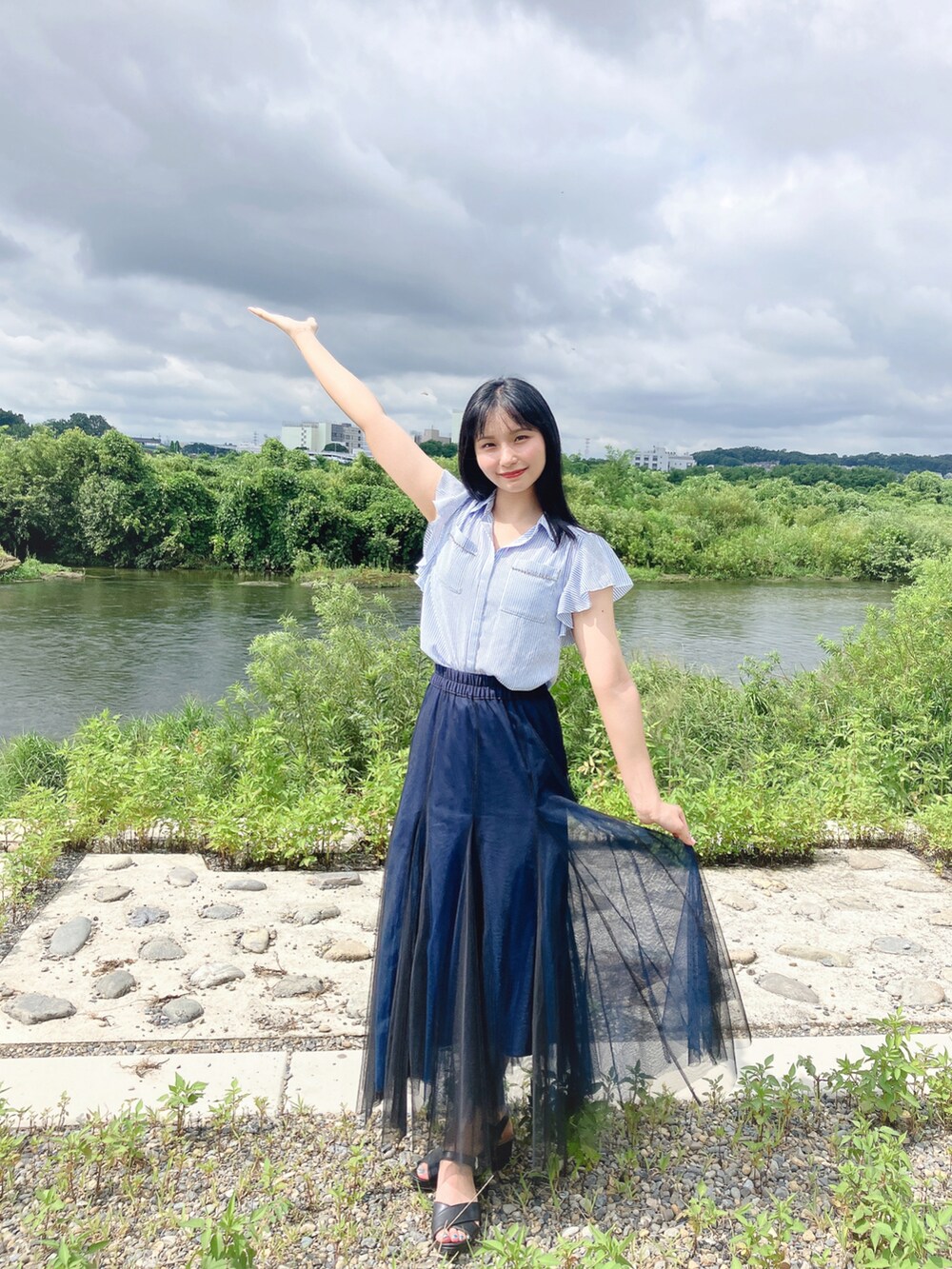 ブルー系のスカート、ブラック系のサンダル、ブルー系のシャツ/ブラウスを着用したレディースの夏コーディネートの3枚目の写真