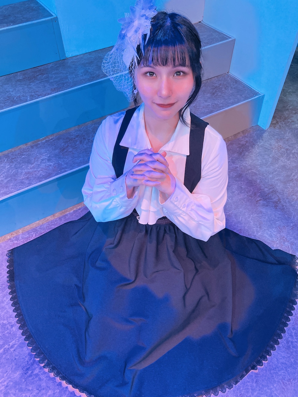 ブルー系のワンピース、ブラック系のブーティ、ブラウン系のベルトを着用したレディースの春コーディネートの2枚目の写真