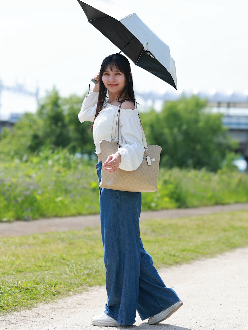 「大人女子、最近のいい感じコーデ、オトナカジュアル、きれいめカジュアル、オフショル、オフショルダー、骨格ストレート、低身長、低身長コーデ、スニーカー、ワイドパンツ」｜「GUのアイテム（アンダーウェア、ホワイト系）」を使った、超骨ストのRicoさん（骨格ストレート・レディース・157cm）の春コーディネートの4枚目の写真