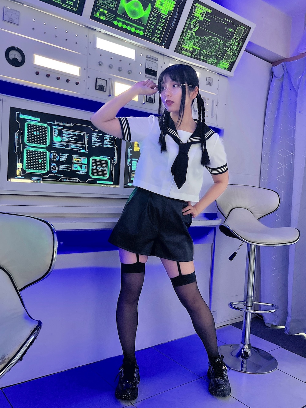 ブラック系のネクタイ、ブラック系のパンツ、ブラック系のスニーカーを着用したレディースの春コーディネートの2枚目の写真