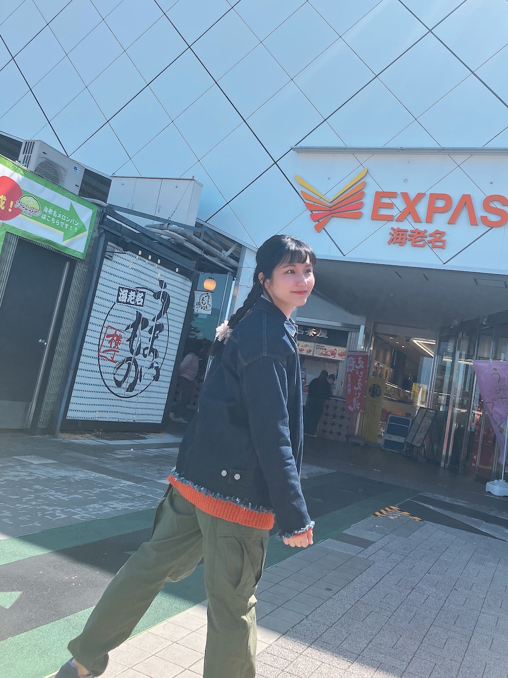 「春めき満開コーデ、ゆるコーデ、低身長女子、カーゴパンツ、アウトドアスタイル、ユニクロ、スニーカー、スニーカーコーデ、デニムジャケット」｜「.ENDRECHERI.のI, Knew Denime Jacket（デニムジャケット、ブルー系）」を使った、超骨ストのRicoさん（骨格ストレート・レディース・157cm）の春コーディネートの2枚目の写真