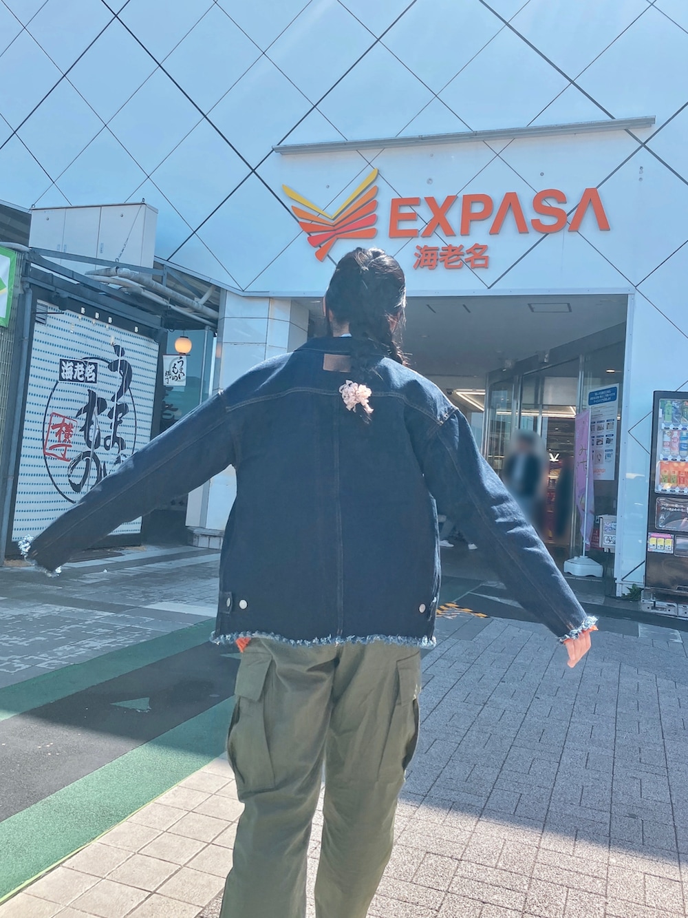 「春めき満開コーデ、ゆるコーデ、低身長女子、カーゴパンツ、アウトドアスタイル、ユニクロ、スニーカー、スニーカーコーデ、デニムジャケット」｜「.ENDRECHERI.のI, Knew Denime Jacket（デニムジャケット、ブルー系）」を使った、超骨ストのRicoさん（骨格ストレート・レディース・157cm）の春コーディネートの3枚目の写真