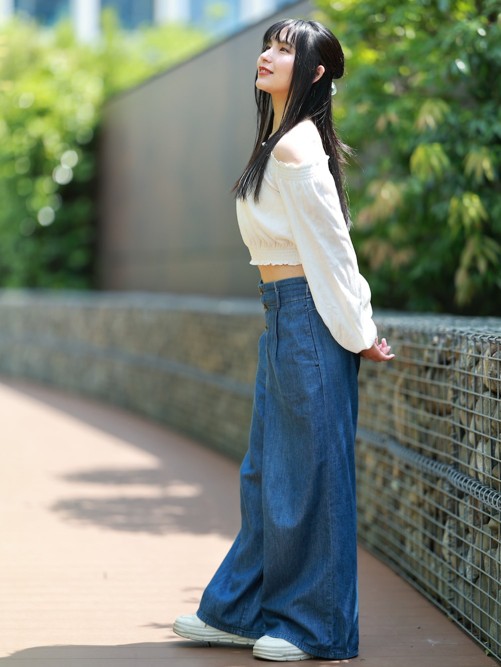 「大人女子、最近のいい感じコーデ、オトナカジュアル、きれいめカジュアル、オフショル、オフショルダー、骨格ストレート、低身長、低身長コーデ、スニーカー、ワイドパンツ」｜「GUのアイテム（アンダーウェア、ホワイト系）」を使った、超骨ストのRicoさん（骨格ストレート・レディース・157cm）の春コーディネートの2枚目の写真