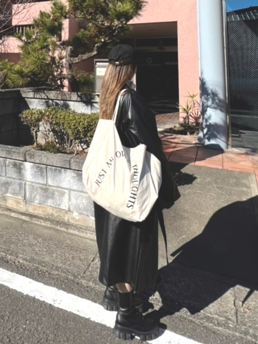 「カジュアルコーデ、ロングコート、レザーコート、レザーロングコート、白ニット、ショートブーツ、キャップ、黒キャップ、旅行コーデ、旅行スタイル、ショートパンツ」｜「SHEINのアイテム（ダウンジャケット/コート、ブラック系）」を使った、hamiさん（レディース・158cm）の冬コーディネートの2枚目の写真