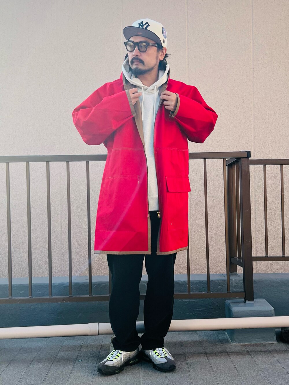 ホワイト系のパーカー、ホワイト系のキャップ、その他のその他を着用したメンズの冬コーディネートの2枚目の写真