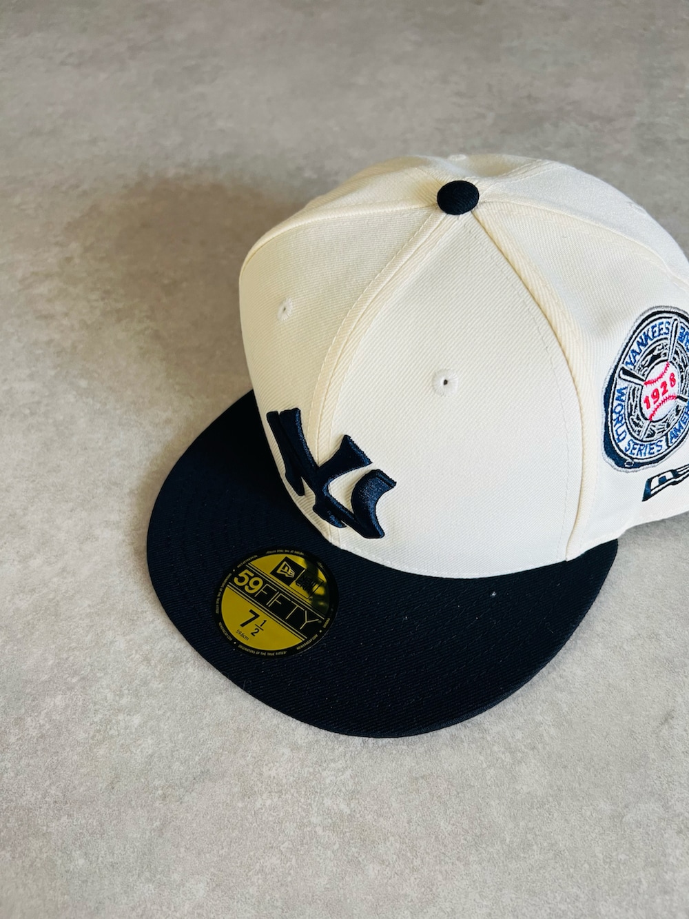 ホワイト系のパーカー、ホワイト系のキャップ、その他のその他を着用したメンズの冬コーディネートの4枚目の写真