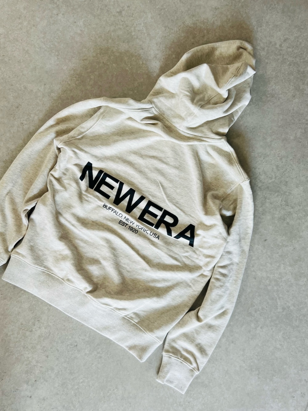 ホワイト系のパーカー、ホワイト系のキャップ、その他のその他を着用したメンズの冬コーディネートの5枚目の写真