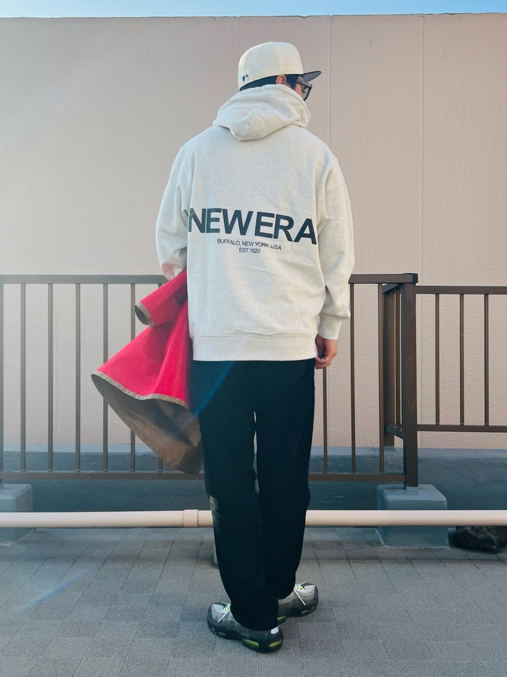 ホワイト系のパーカー、ホワイト系のキャップ、その他のその他を着用したメンズの冬コーディネートの3枚目の写真