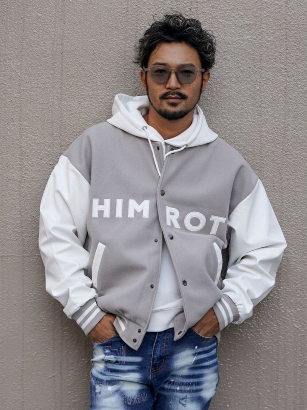 「adamsjuggler、アダムスジャグラー、whimroth、ジャンパー、デニム、サングラス、スニーカー、モノトーン、大人コーデ、デニムコーデ、メンズファッション、冬服」｜「adamsJUGGLERのアーバンブラックデニムロングパンツ（デニムパンツ、ブラック系）」を使った、adamsJUGGLERさん（メンズ・173cm）の冬コーディネートの2枚目の写真