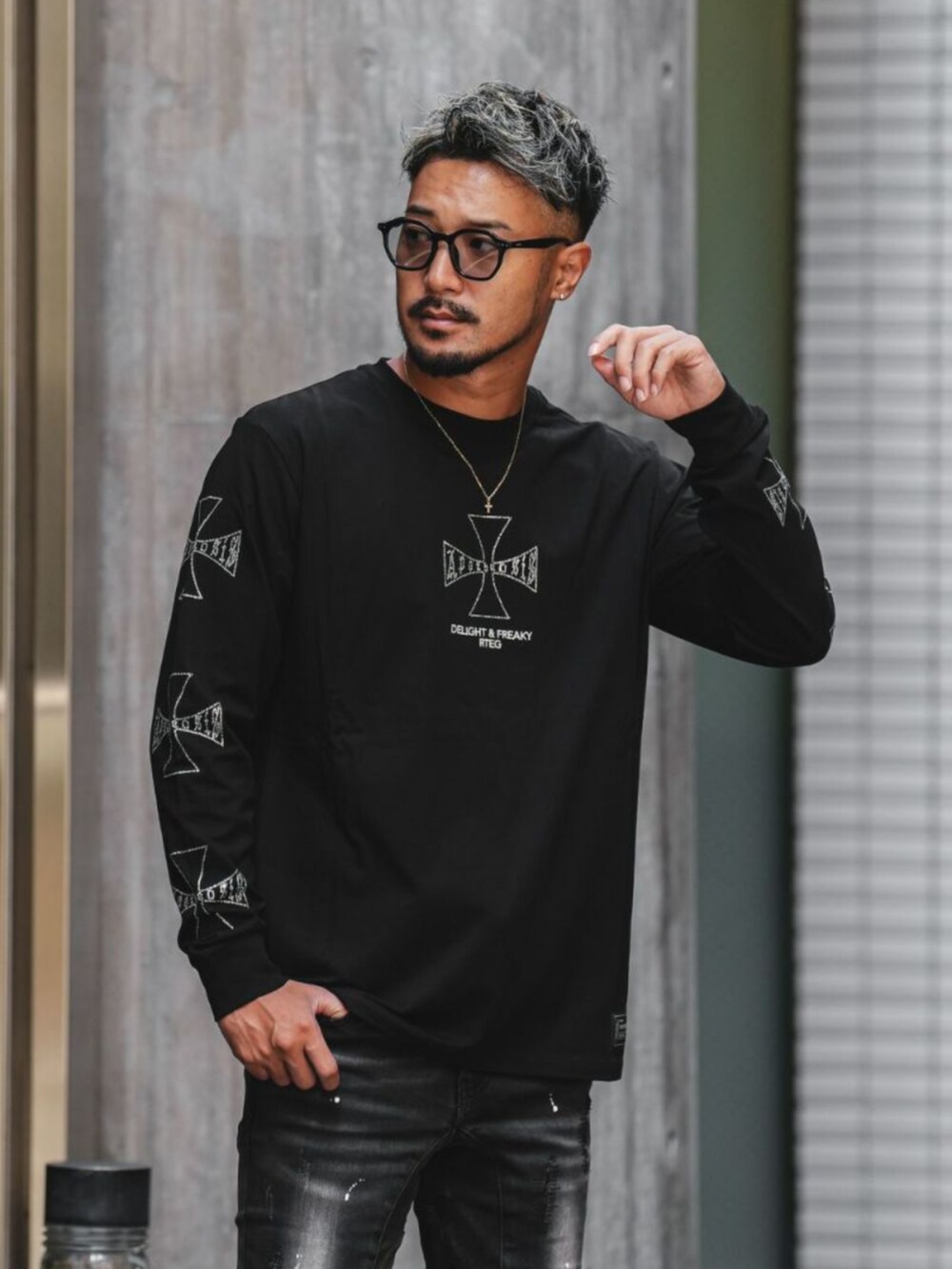 ブルー系のデニムパンツを着用したメンズの秋コーディネートの2枚目の写真