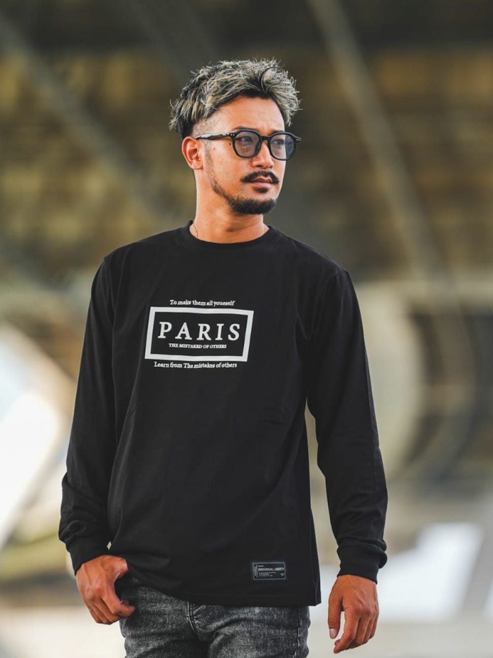 ブラック系のデニムパンツを着用したメンズの秋コーディネートの5枚目の写真