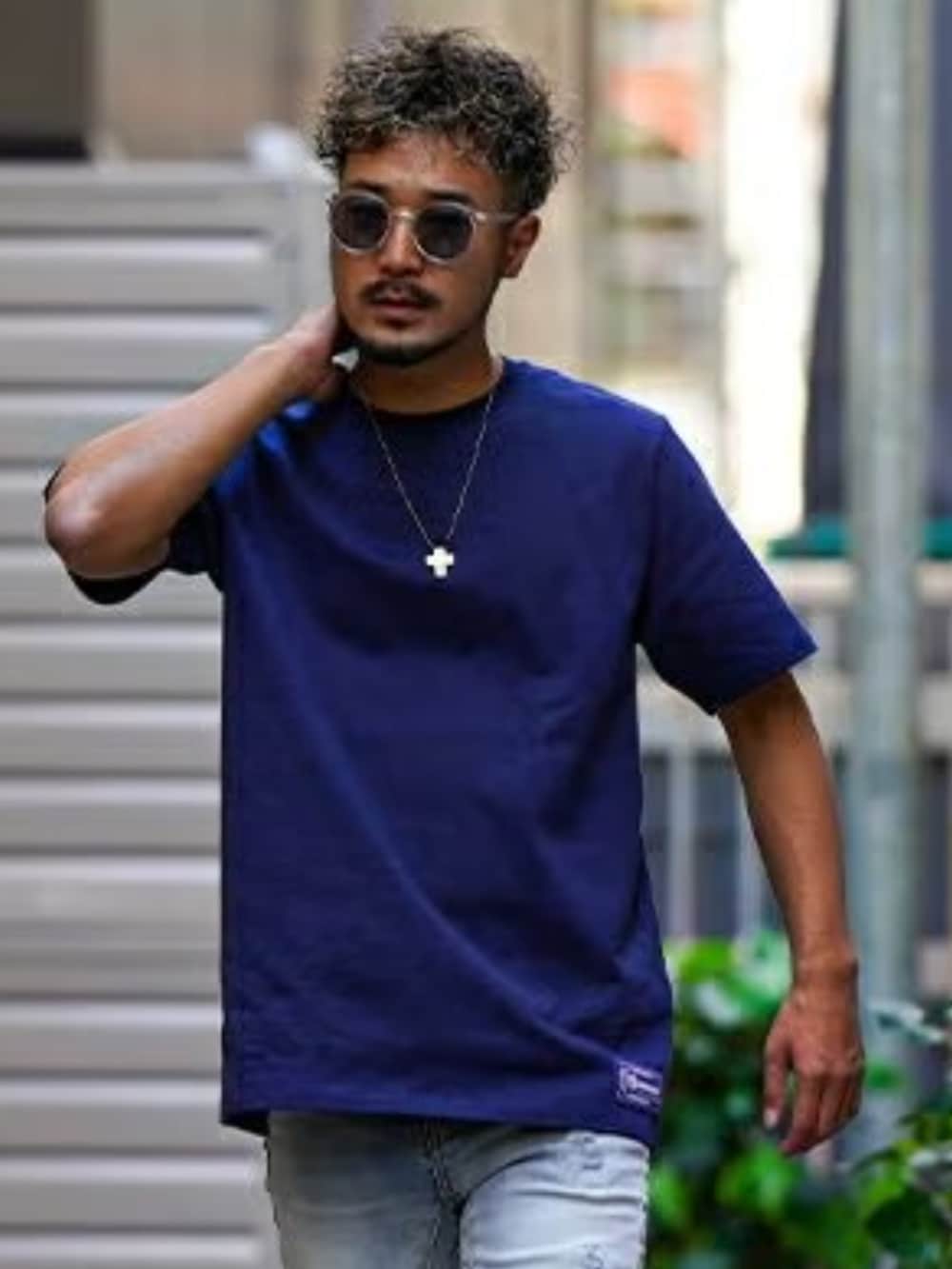 ホワイト系のTシャツ/カットソー、ブラック系のその他パンツ、ブラック系のハンドバッグを着用したメンズの春コーディネートの9枚目の写真