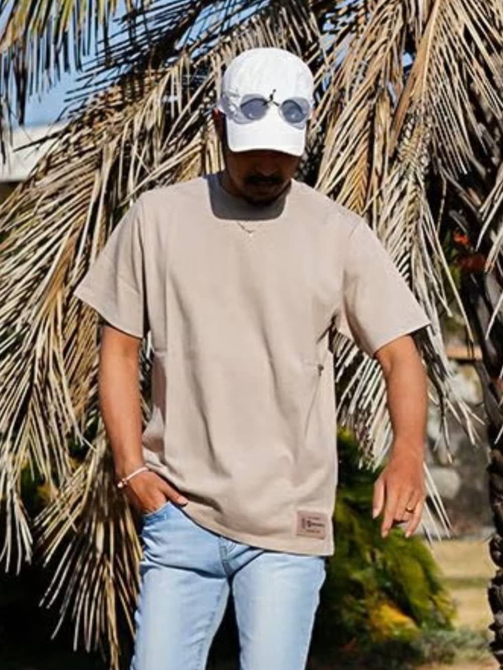 ホワイト系のTシャツ/カットソー、ブラック系のその他パンツ、ブラック系のハンドバッグを着用したメンズの春コーディネートの5枚目の写真