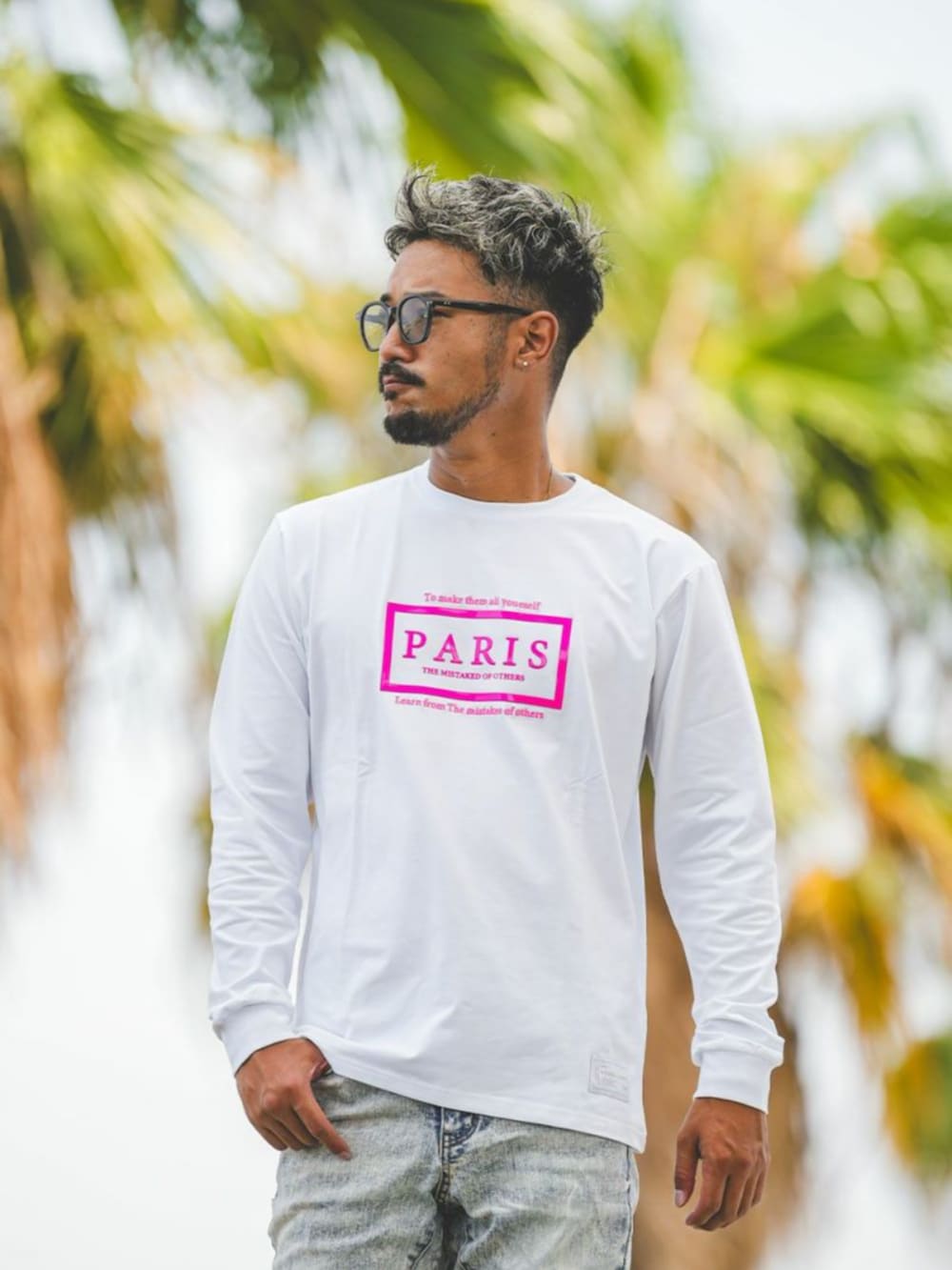 ブラック系のデニムパンツを着用したメンズの秋コーディネートの2枚目の写真