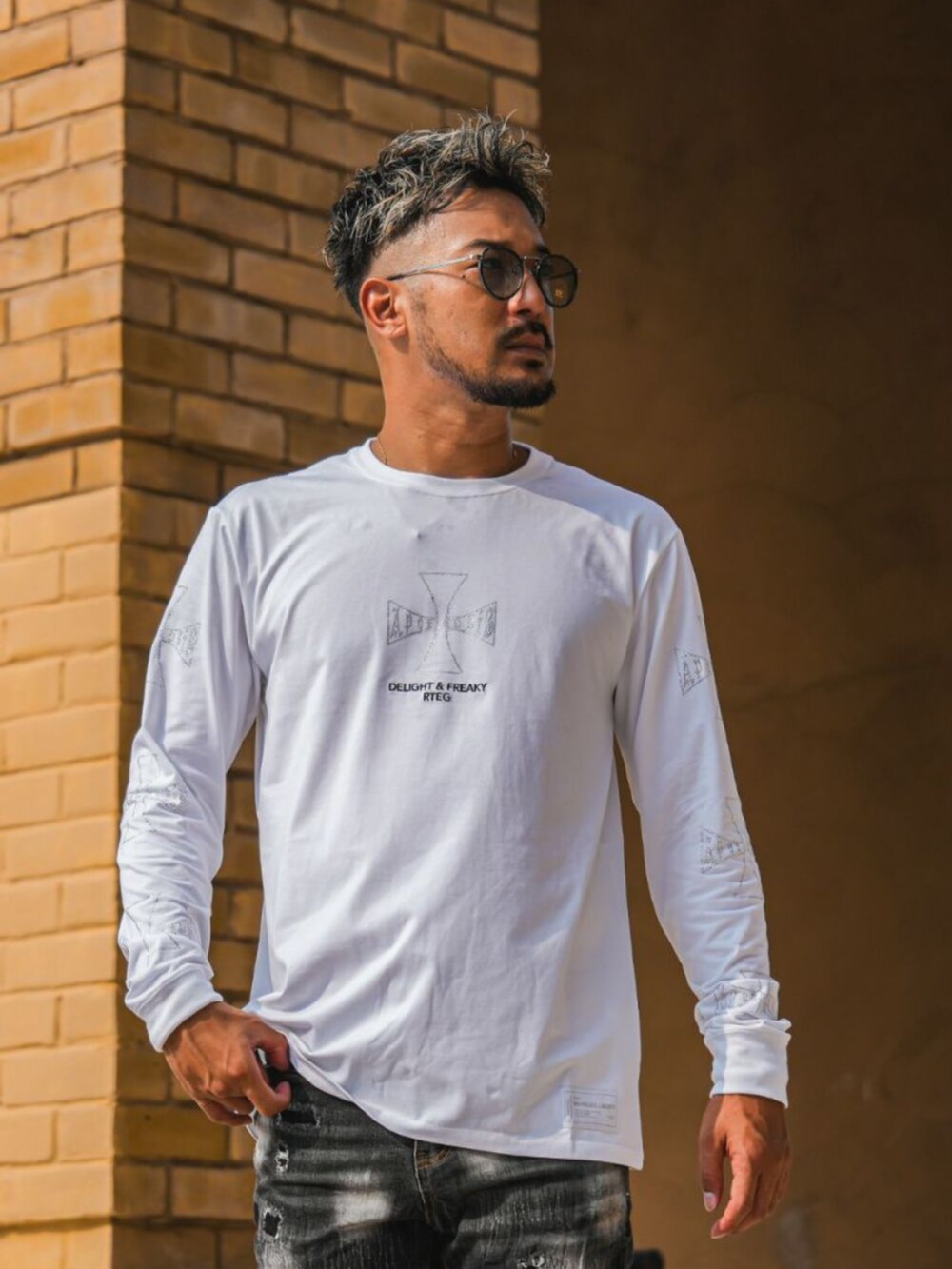 ブルー系のデニムパンツを着用したメンズの秋コーディネートの3枚目の写真