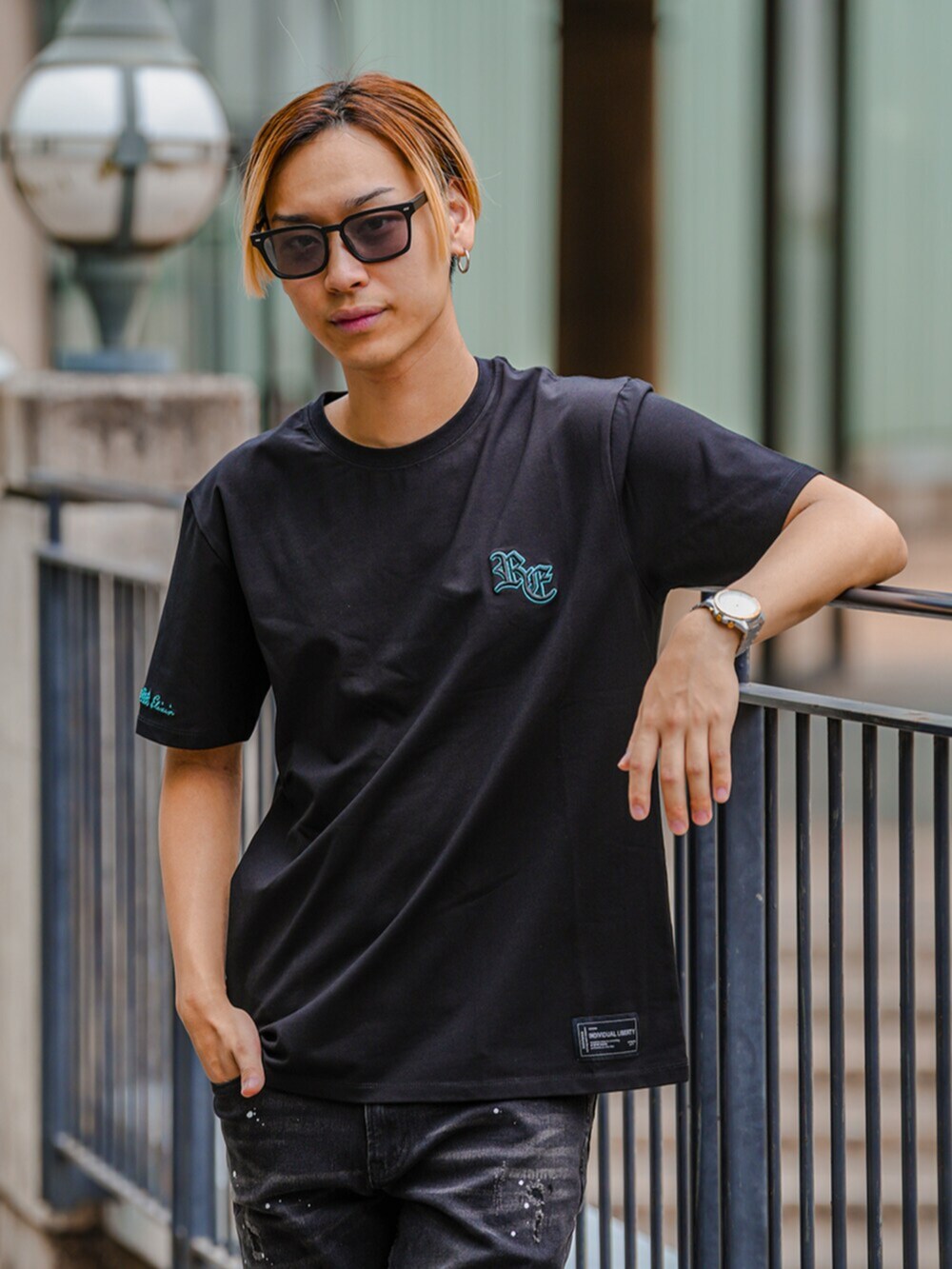 ブラック系のデニムパンツ、ホワイト系のTシャツ/カットソーを着用したメンズの夏コーディネートの2枚目の写真