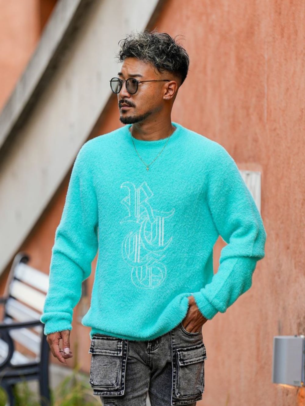 ブラック系のデニムパンツ、ブラック系のニット/セーターを着用したメンズの冬コーディネートの3枚目の写真