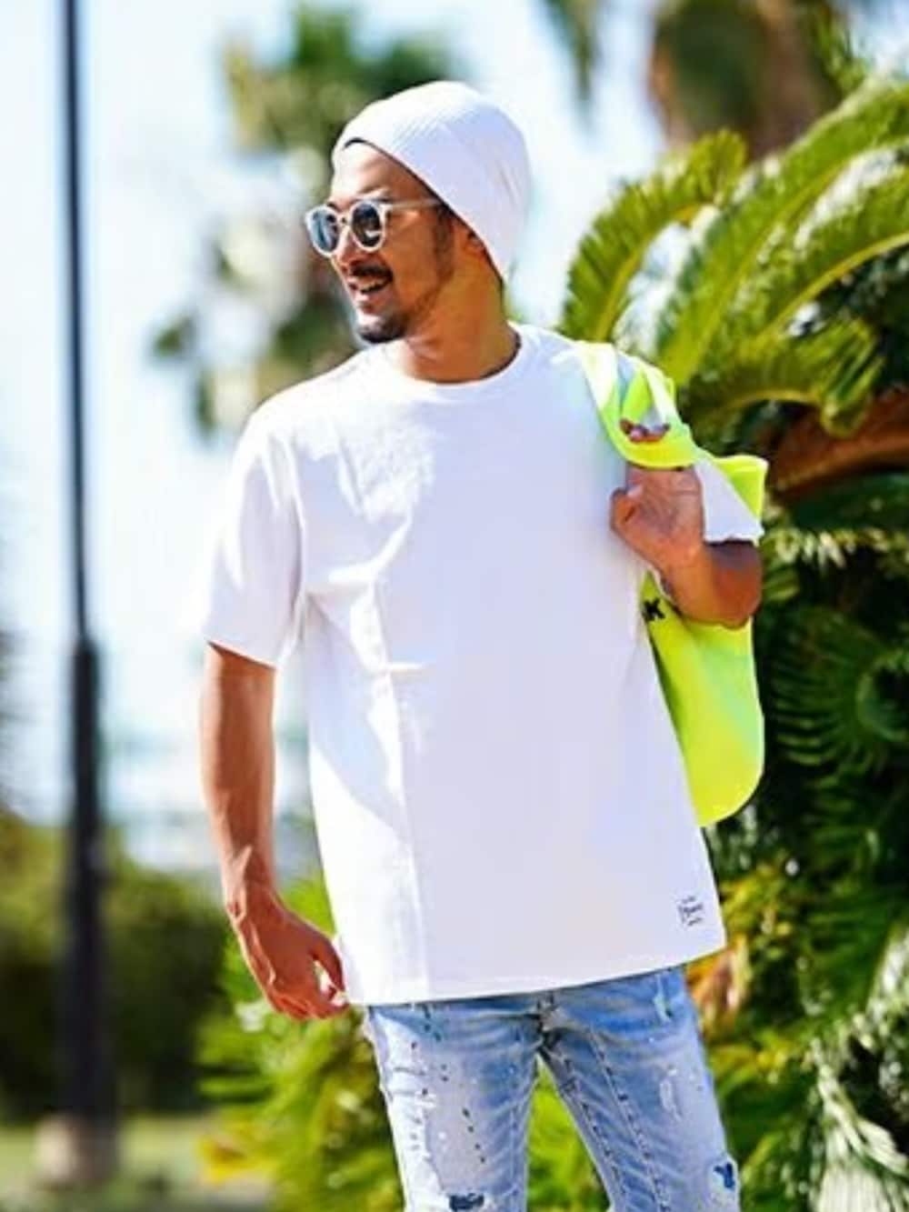 ホワイト系のTシャツ/カットソー、ブラック系のその他パンツ、ブラック系のハンドバッグを着用したメンズの春コーディネートの2枚目の写真