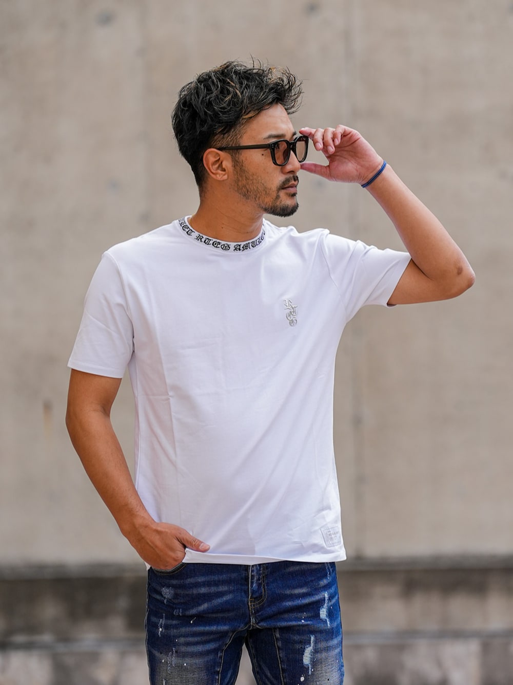 ブルー系のデニムパンツ、ホワイト系のTシャツ/カットソーを着用したメンズの春コーディネートの3枚目の写真