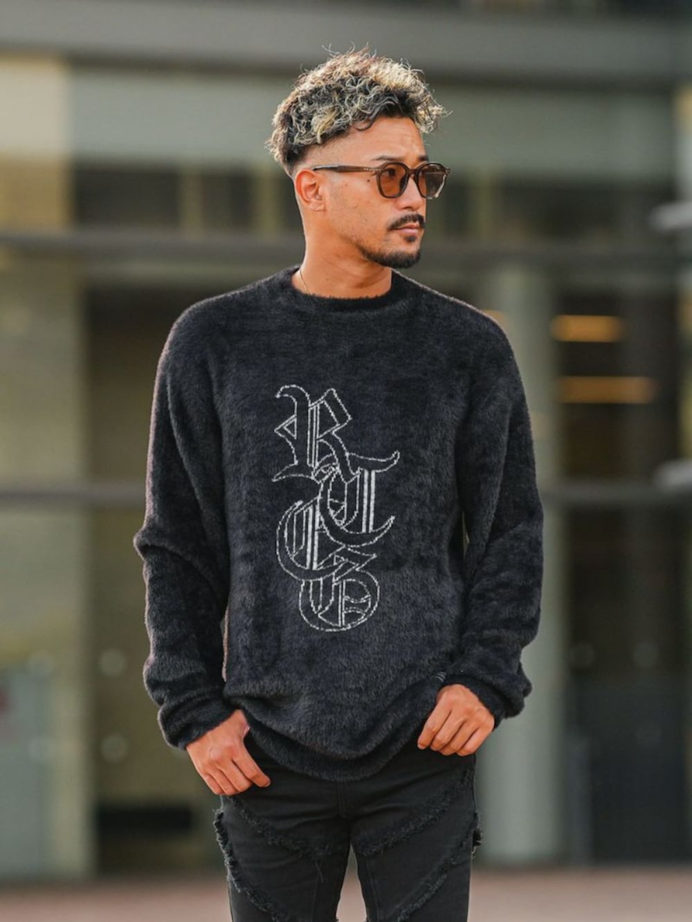 ブラック系のデニムパンツ、ブラック系のニット/セーターを着用したメンズの冬コーディネートの4枚目の写真