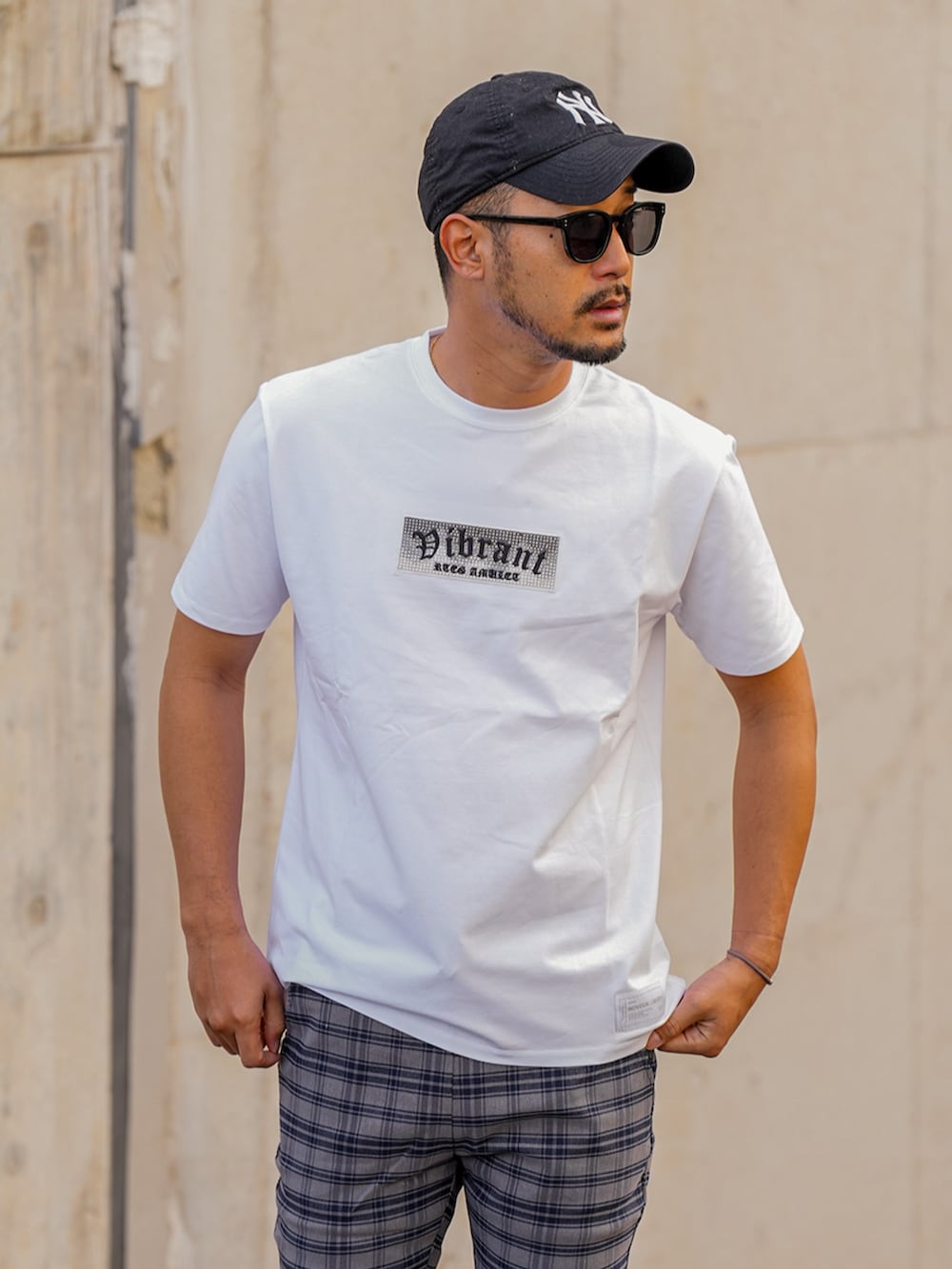 ブラック系のデニムパンツ、ブラック系のTシャツ/カットソーを着用したメンズの春コーディネートの2枚目の写真